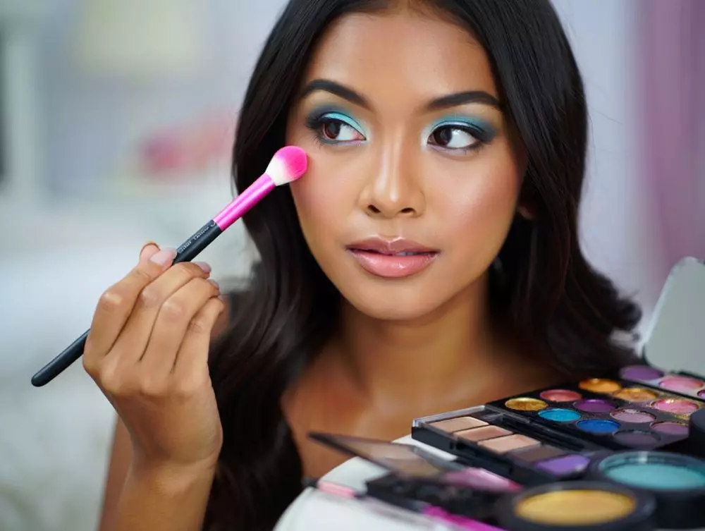 Rekomendasi eyeshadow lokal under Rp100 ribu © 2025 brilio.net Rekomendasi eyeshadow lokal under Rp100 ribu © 2025 brilio.net