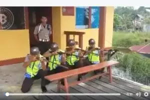 Aksi menembak empat polisi ini gagal seram tapi malah kocak abis 