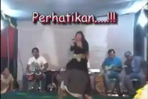 Kalau joget jangan banyak tingkah, bisa-bisa seperti ini akibatnya