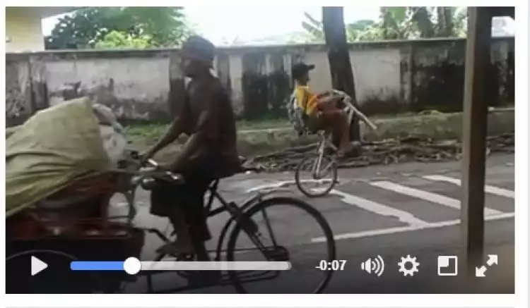 Anak ini naik sepeda tanpa roda depan di jalanan Surabaya, kocak!