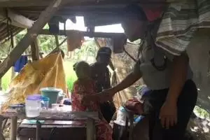Nenek 64 tahun ini hidup sebatang kara di gubuk reot tengah sawah, duh