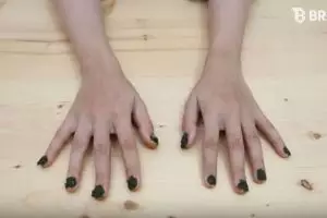 Cara ngecat kuku ini legend abis, trik cewek 90-an buat tampil kece