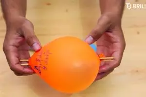 Bukan sihir, ini penjelasan balon tak meletus ditancap tusuk sate