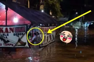 Dua orang ini lakukan hal tak terduga saat banjir melanda Jakarta