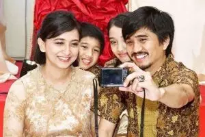 Kisah perjalanan cinta Duta SO7-Adelia ini romantis & menginspirasi