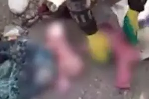 Dua bayi masih merah ditemukan warga di tumpukan sampah, duh