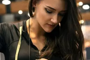 Profesi cewek cantik dan seksi ini nggak biasa banget