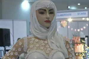 Kamu pasti akan kaget jika tahu bahan yang dipakai membuat patung ini