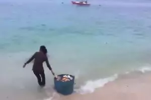 Miris, dua wanita ini buang sampah sekeranjang ke laut