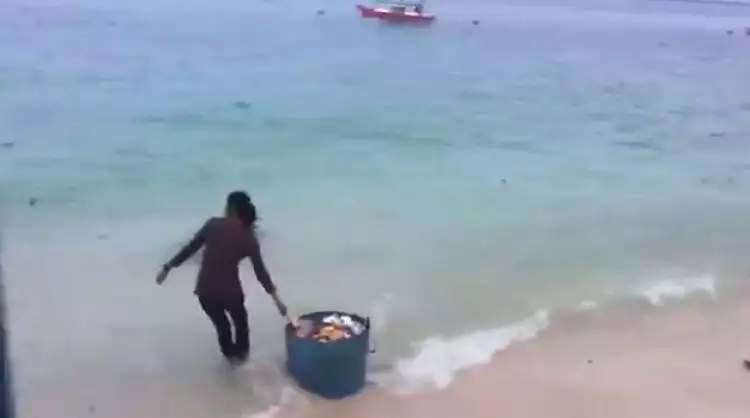 Miris, dua wanita ini buang sampah sekeranjang ke laut