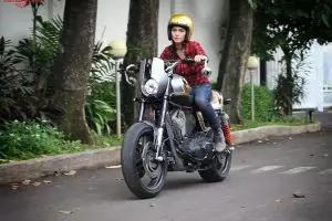 5 Artis cantik ini suka banget naik moge,  sering ikut touring juga