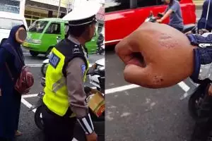 Aksi emak-emak tak mau ditilang ini bikin geleng-geleng kepala