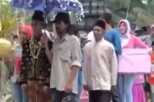 Jembatan ambrol, pengantin pria & rombongannya kecebur parit