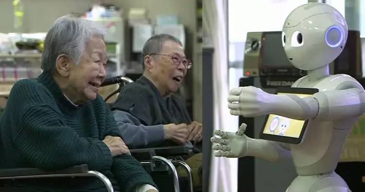 Lansia di Jepang kini ditemani robot, jadi keluarga yang bahagia