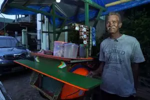 Ide kreatif dari keterbatasan dana, Paimin sulap becak jadi angkringan