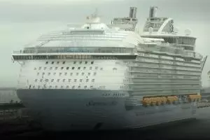 Diwarnai aksi protes, kapal pesiar terbesar di dunia mulai berlayar
