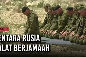 Tentara Rusia salat berjamaah di kota yang diduduki pemberontak Suriah