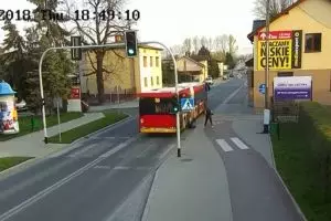 Asyik bercanda, cewek ini hampir terlindas bus yang melintas