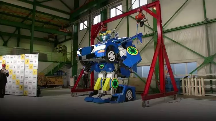 Robot transformer bikinan Jepang ini sempurna banget