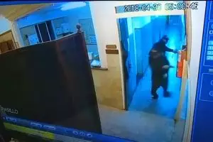 Penembakan membabi buta dua pria di kantor polisi terekam CCTV 