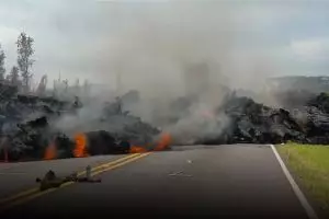 Lava gunung berapi keluar dari tanah di jalanan kota, ngeri banget