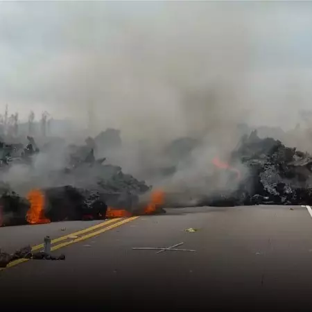 Lava gunung berapi keluar dari tanah di jalanan kota, ngeri banget