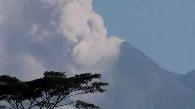 Penampakan Gunung Merapi pasca letusan freatik