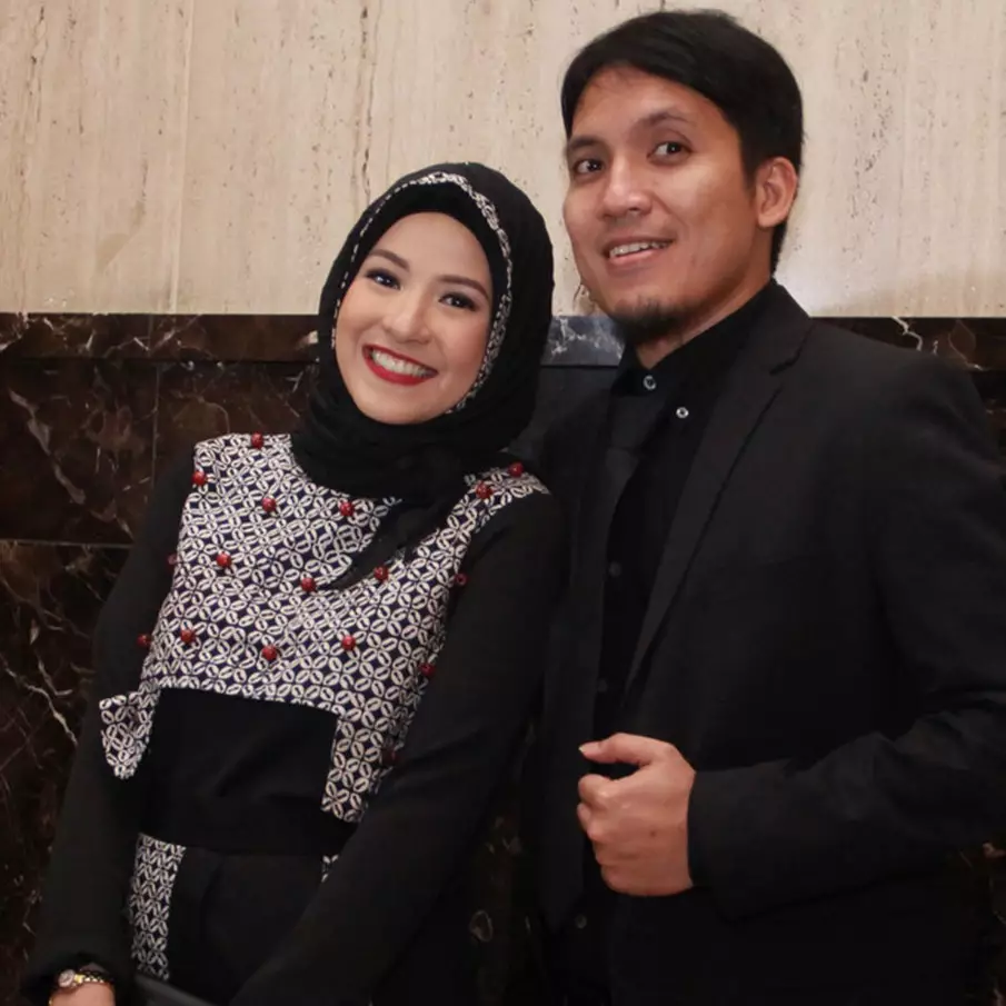 Desta &amp; Caca, selalu romantis meski usia beda jauh