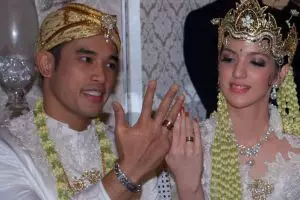 5 Seleb cantik ini memilih pasangan anak pejabat