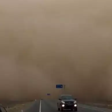 Badai pasir menerjang kota, jarak pandang kurang dari 10 meter