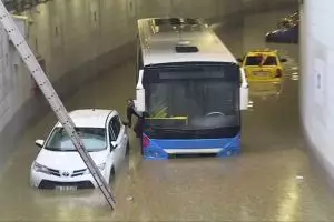 Hujan es dan banjir lumpuhkan ibu kota, mobil-mobil terseret arus