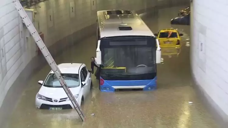 Hujan es dan banjir lumpuhkan ibu kota, mobil-mobil terseret arus