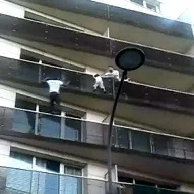 Layaknya Spiderman, pria ini panjat gedung untuk selamatkan bayi