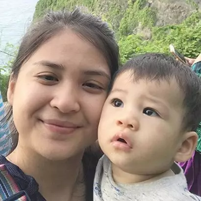 4 Seleb ini berstatus ibu muda, tapi penampilannya masih bak ABG