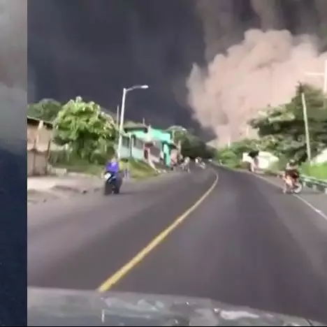 Bapak &amp; anak ini menantang maut demi evakuasi korban letusan gunung 
