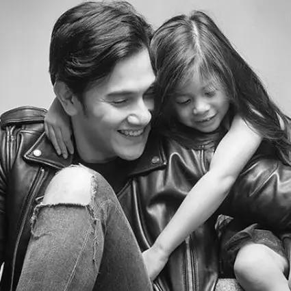 5 Seleb ini justru makin memesona saat jadi ayah 