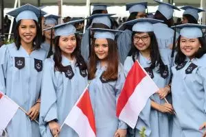Sukses berkarier, 4 seleb muda ini tak lupakan pendidikan