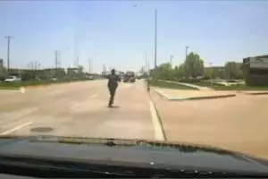 Aksi polisi selamatkan anak yang tiba-tiba berlarian di jalan raya