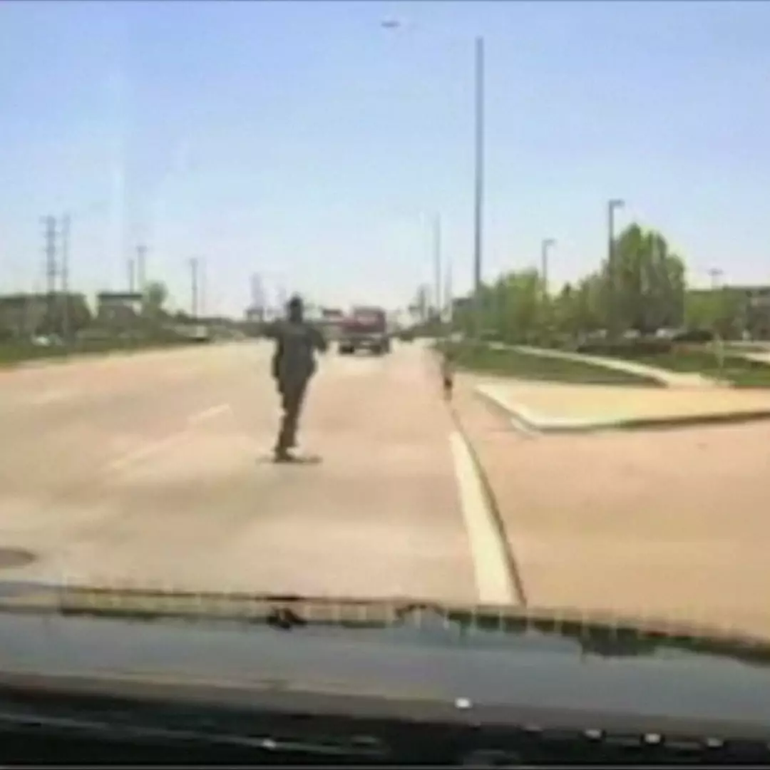 Aksi polisi selamatkan anak yang tiba-tiba berlarian di jalan raya