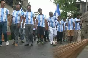 Para suporter Tim Argentina bersih-bersih di jalanan, salut!