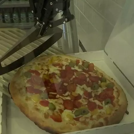 Robot canggih ini mahir bikin pizza, gimana rasanya ya?