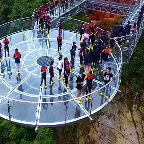 Nikmati pemandangan dari jembatan kaca di ketinggian 131 meter, wow!