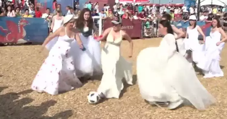 Wanita-wanita bergaun pengantin ini bermain sepak bola, seru nih