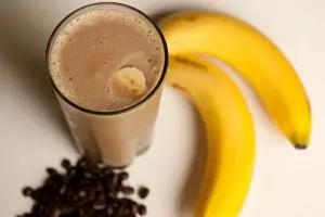 Mau yang seger, yuk bikin smoothie cokelat pisang sendiri