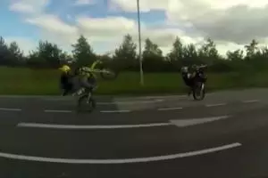 Beratraksi dengan motor di jalan raya, pemuda ini dipenjara 21 bulan