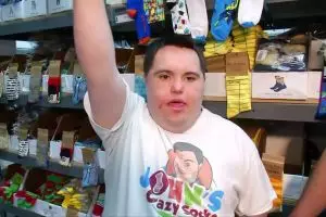 Pemuda down syndrom sukses bisnis kaus kaki