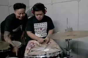 Kisah Silvie ajari anak down syndrome jago main drum, inspiratif
