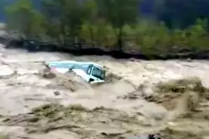 Banjir bandang mengerikan, bus pun ikut terseret arus sungai 