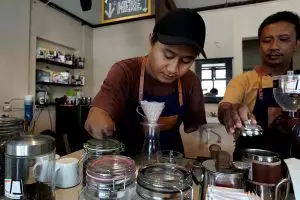 Kisah inspiratif 2 barista tuna daksa di Jogja sajikan kopi istimewa