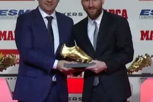 Ungguli Ronaldo, Lionel Messi terima sepatu emas kelima